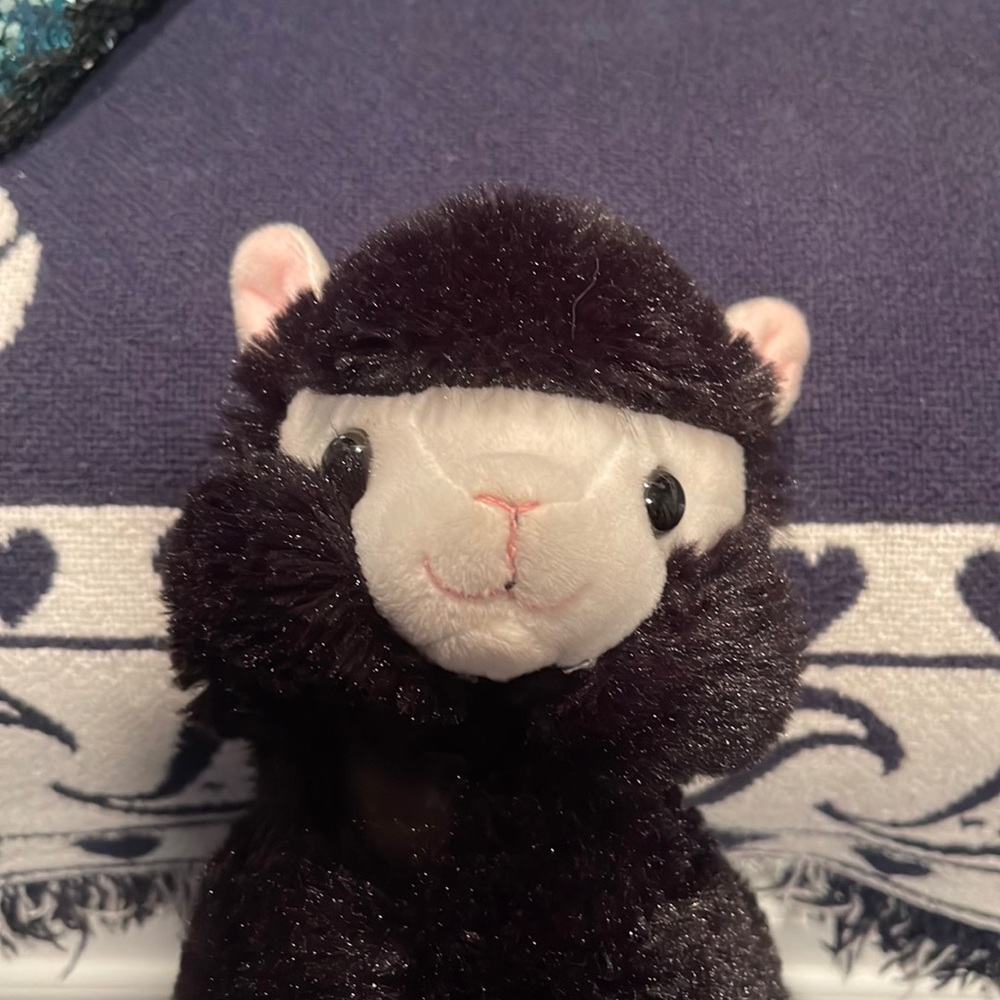 Just look at that sweet llama face!!!! Like new condition.
